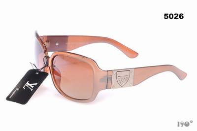 essayage de lunette de soleil essayage de lunette de soleil